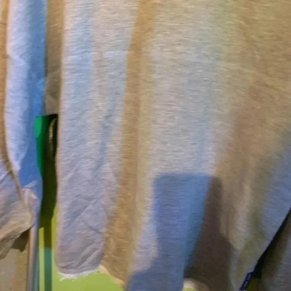 Jersey Spirit Top Size Small Ling Sleeve in the Gray - Picture 4 of 12